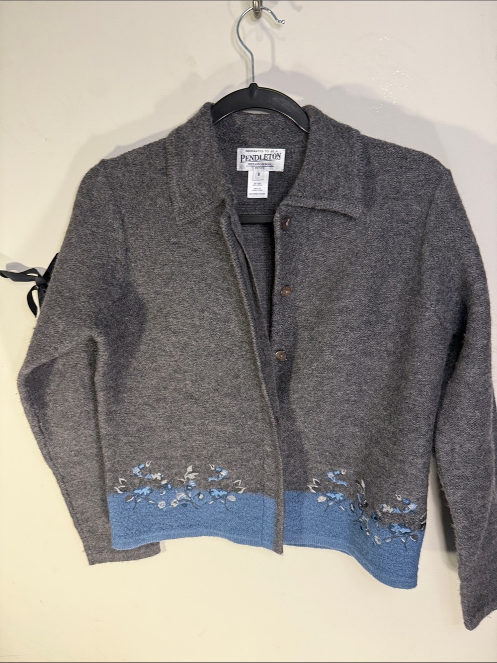 Women's Grey Embroidered sweater vintage virgin wool s petite